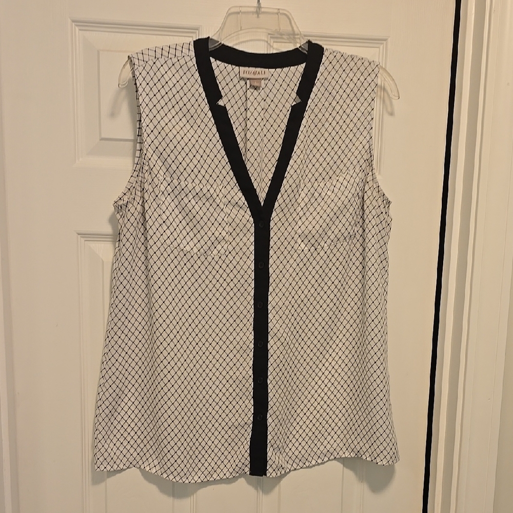Roz & Ali Black and White Sleeveless Buttoned Blouse